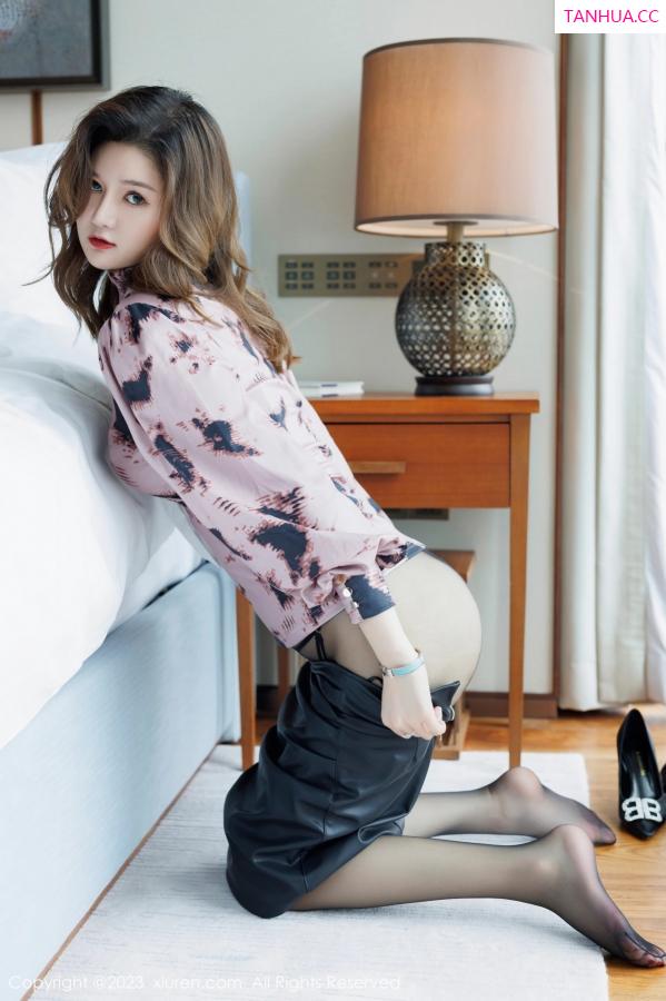   [XiuRen]高清写真图 2023.05.15 No.6735 杨可可coco 黑丝短裙第24张图片